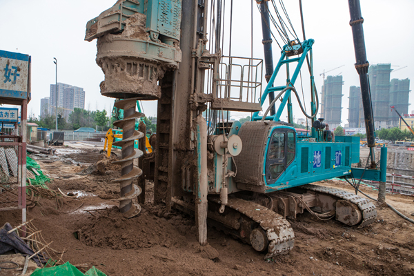 九游体育(中国)官方网站智能双动力头强力多功能钻机助力青岛都心商业中心建设