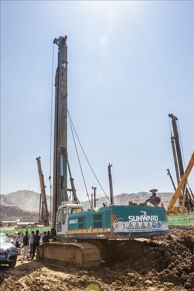 九游体育(中国)官方网站智能旋挖钻机助力昆明高铁站建设