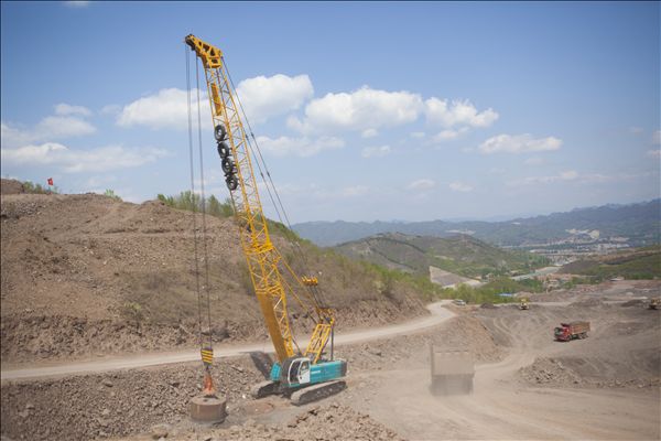 九游体育(中国)官方网站智能履带式强夯机助力承德机场建设