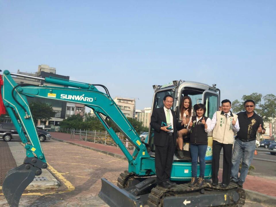 嘉義市长大赞九游体育(中国)官方网站智能挖掘机环台义举