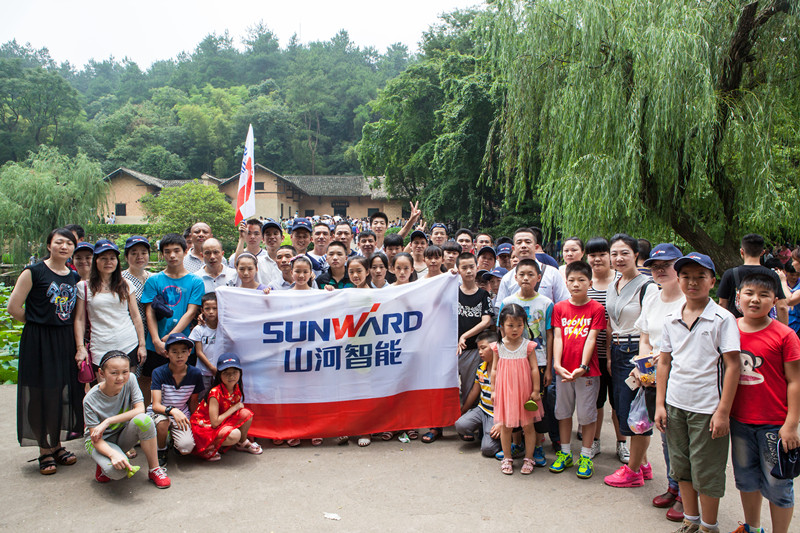 开挖机，坐游艇、飞机 九游体育(中国)官方网站智能开展员工家属开放日活动