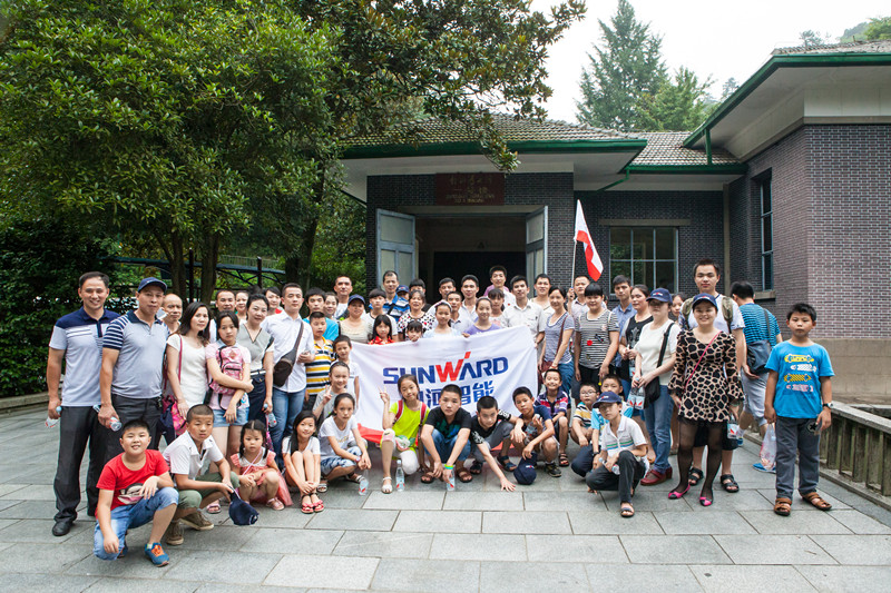 开挖机，坐游艇、飞机 九游体育(中国)官方网站智能开展员工家属开放日活动