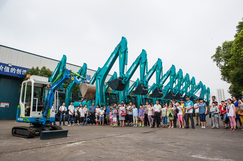 开挖机，坐游艇、飞机 九游体育(中国)官方网站智能开展员工家属开放日活动