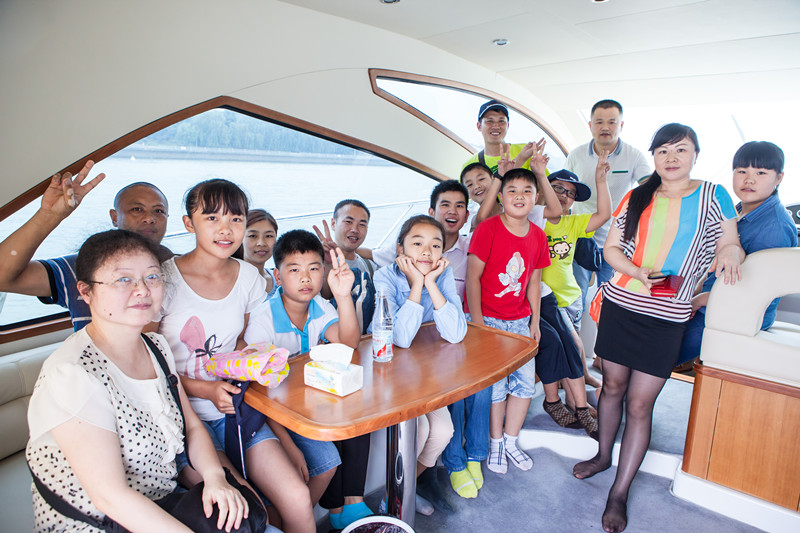 开挖机，坐游艇、飞机 九游体育(中国)官方网站智能开展员工家属开放日活动