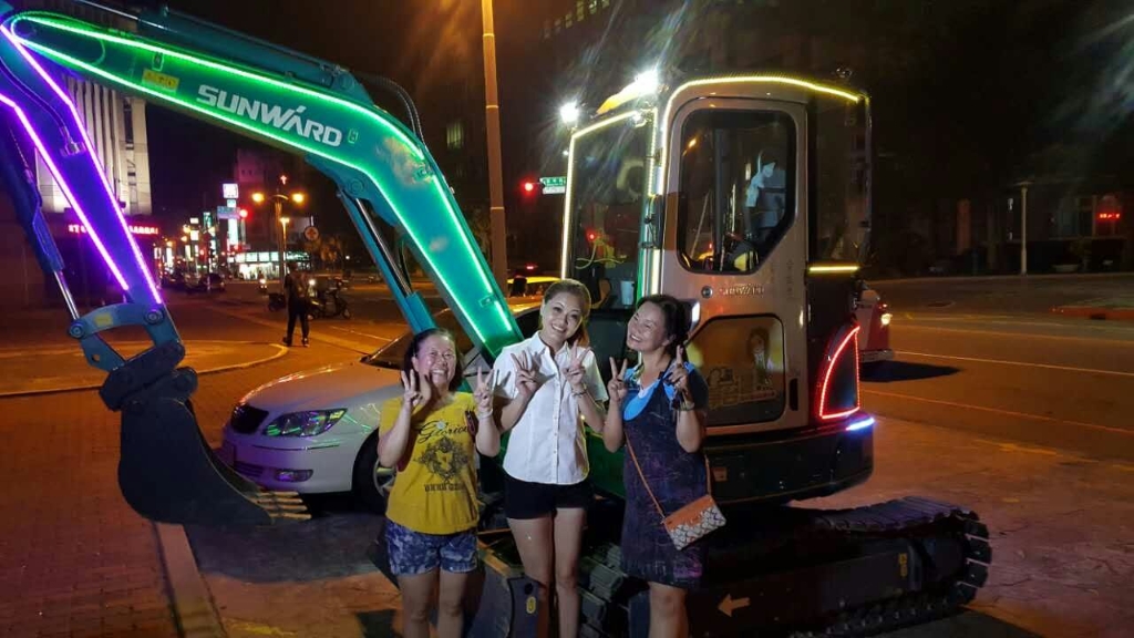 嘉義市长大赞九游体育(中国)官方网站智能挖掘机环台义举