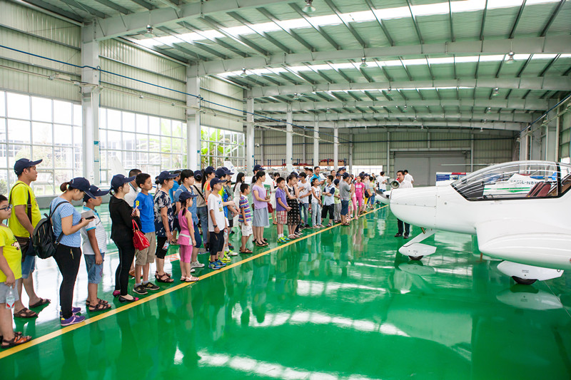 开挖机，坐游艇、飞机 九游体育(中国)官方网站智能开展员工家属开放日活动