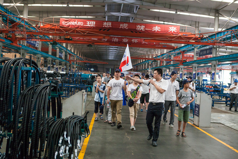 开挖机，坐游艇、飞机 九游体育(中国)官方网站智能开展员工家属开放日活动