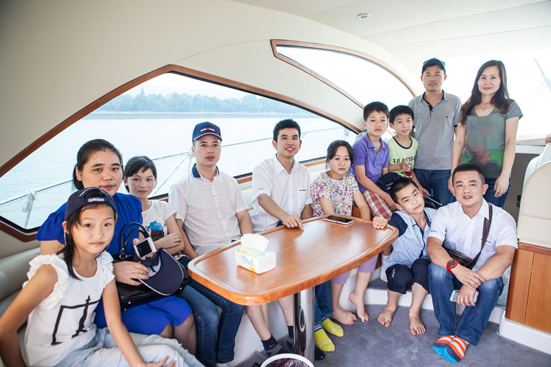 开挖机，坐游艇、飞机 九游体育(中国)官方网站智能开展员工家属开放日活动