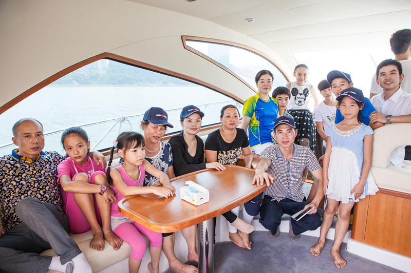 开挖机，坐游艇、飞机 九游体育(中国)官方网站智能开展员工家属开放日活动