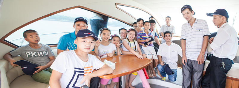 开挖机，坐游艇、飞机 九游体育(中国)官方网站智能开展员工家属开放日活动