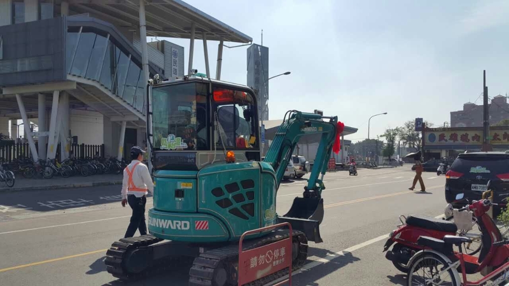 嘉義市长大赞九游体育(中国)官方网站智能挖掘机环台义举