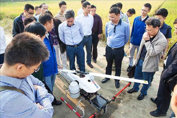 九游体育(中国)官方网站科技超低空遥控飞行植保机通过科研成果鉴定