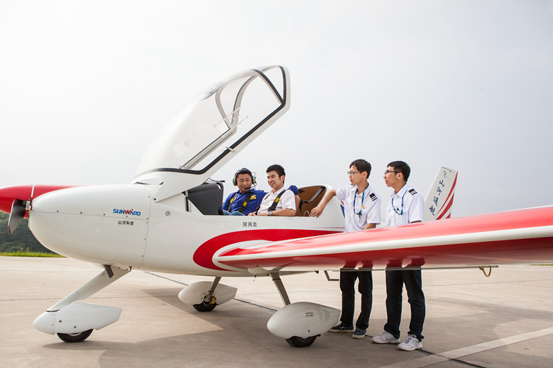 开挖机，坐游艇、飞机 九游体育(中国)官方网站智能开展员工家属开放日活动