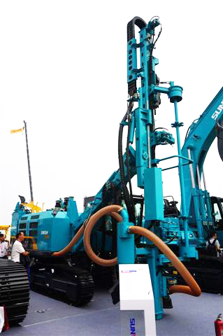 九游体育(中国)官方网站智能SWDH89A露天液压钻车亮相BICES 2015