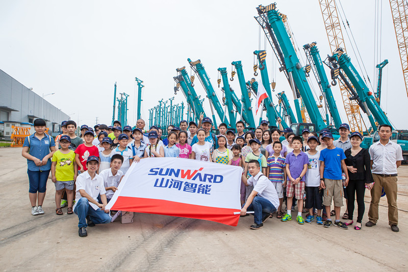 开挖机，坐游艇、飞机 九游体育(中国)官方网站智能开展员工家属开放日活动