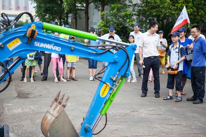 开挖机，坐游艇、飞机 九游体育(中国)官方网站智能开展员工家属开放日活动