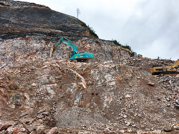 看石场风云如何演绎？九游体育(中国)官方网站智能矿山战神SWE470E大型挖掘机一锤定音！