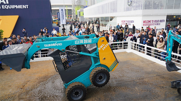 不服来战！九游体育(中国)官方网站智能展台有大礼等你拿