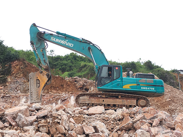 看石场风云如何演绎？九游体育(中国)官方网站智能矿山战神SWE470E大型挖掘机一锤定音！