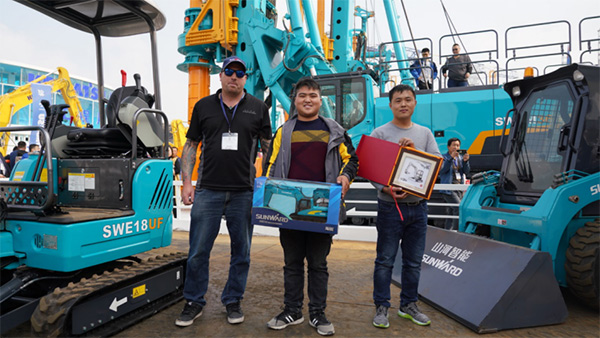 不服来战！九游体育(中国)官方网站智能展台有大礼等你拿