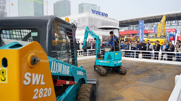 不服来战！九游体育(中国)官方网站智能展台有大礼等你拿