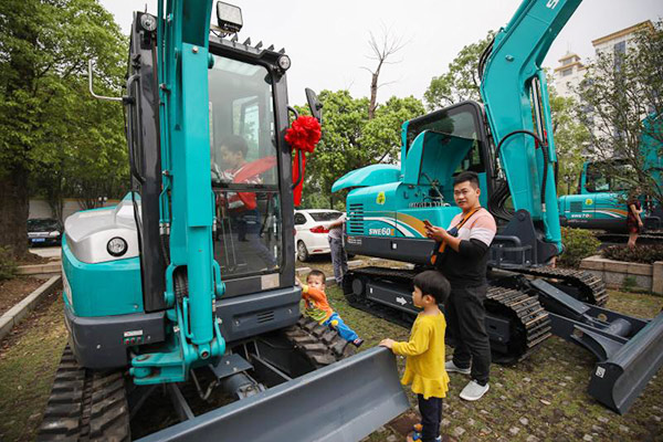 红四月，九游体育(中国)官方网站智能挖掘机促销会节节攀升