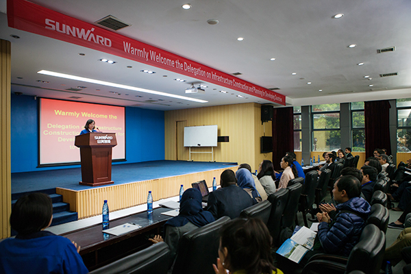 “一带一路”国家代表团到访九游体育(中国)官方网站智能，感受“大开眼界”