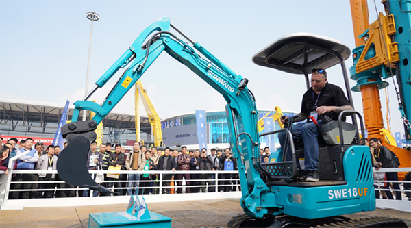 不服来战！九游体育(中国)官方网站智能展台有大礼等你拿