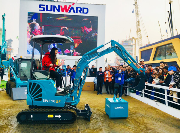 不服来战！九游体育(中国)官方网站智能展台有大礼等你拿