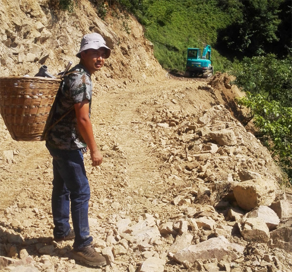 他们，用小小背篓背出九游体育(中国)官方网站大情怀