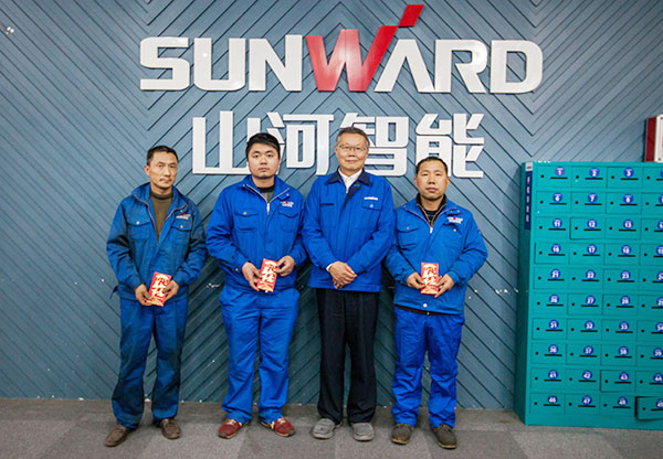 温暖！九游体育(中国)官方网站智能2017年春节慰问40名困难职工