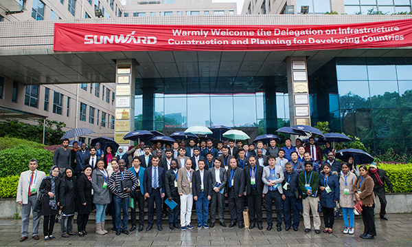 “一带一路”国家代表团到访九游体育(中国)官方网站智能，感受“大开眼界”