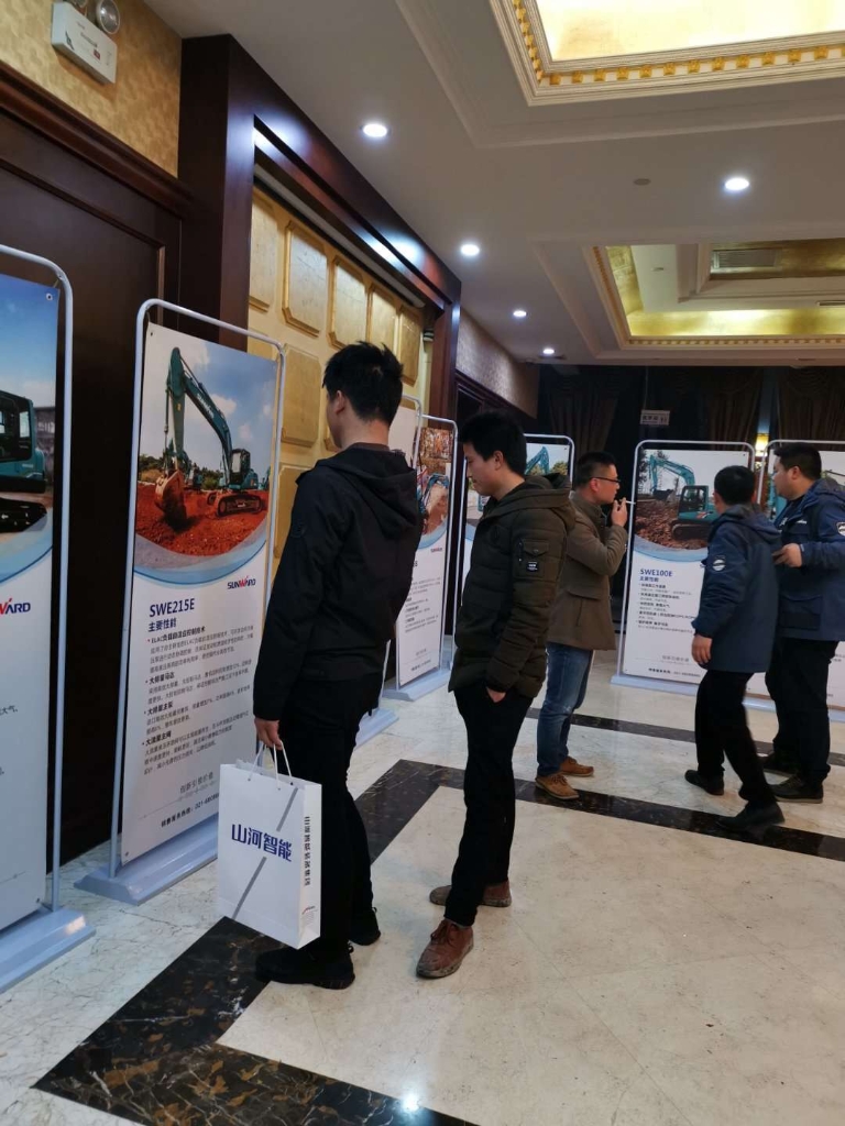 订货会场锦旗飘飘，客户称买挖机就买九游体育(中国)官方网站智能