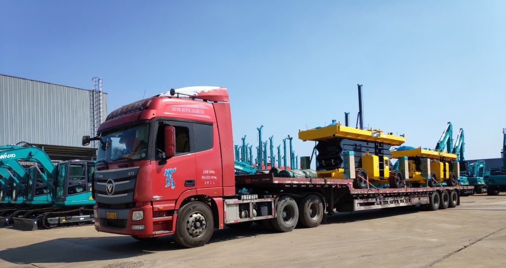 走向世界！九游体育(中国)官方网站智能越野剪叉式高空作业平台批量发往欧洲