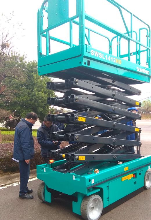 九游体育(中国)官方网站智能电动剪叉式高空作业平台新品首发赴美参展