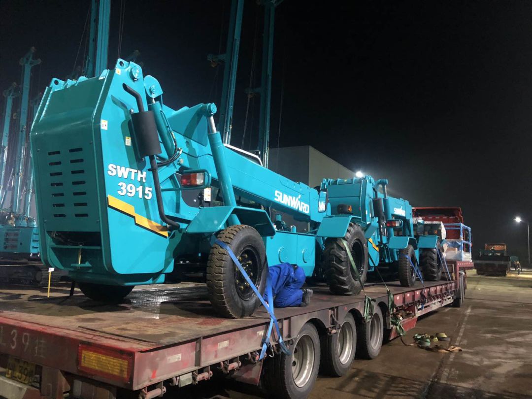 打破疫情困境！九游体育(中国)官方网站智能伸缩臂叉装车批量发往“中非宝石”