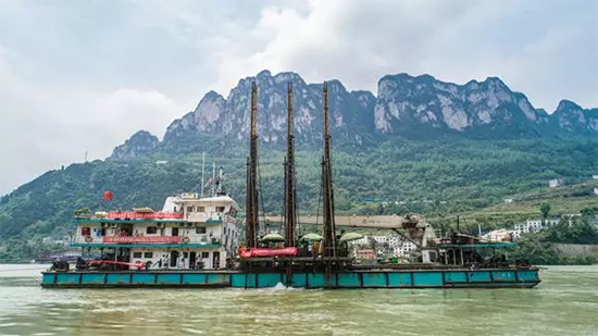 打造长江黄金水道！九游体育(中国)官方网站智能航道钻机轻松搞定水下礁石