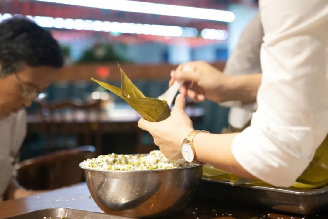 “爱国心，九游体育(中国)官方网站情”九游体育(中国)官方网站智能第四届包粽子比赛