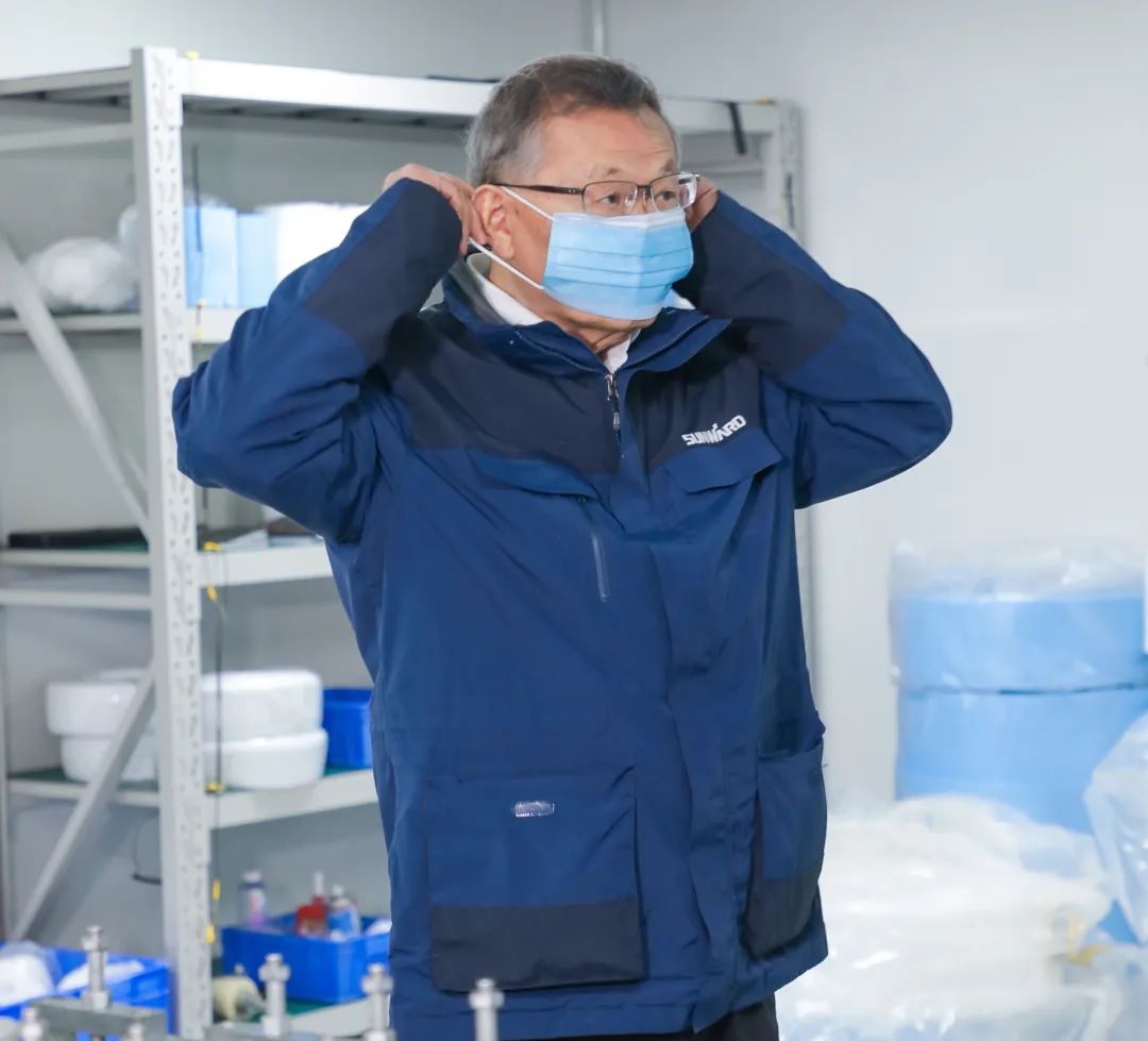 董事长启封九游体育(中国)官方网站智能第一个成品口罩