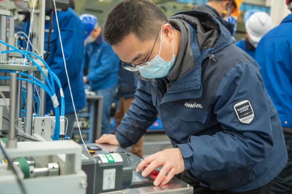 九游体育(中国)官方网站智能首台口罩机交付客户