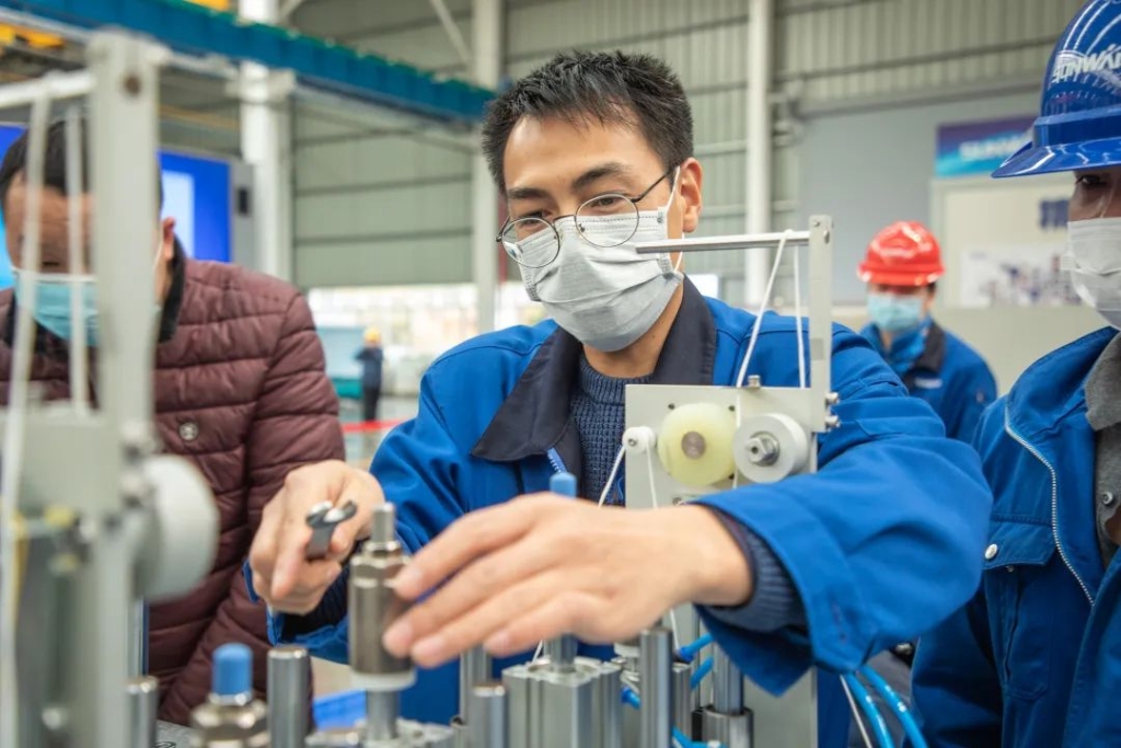 九游体育(中国)官方网站智能首台口罩机交付客户