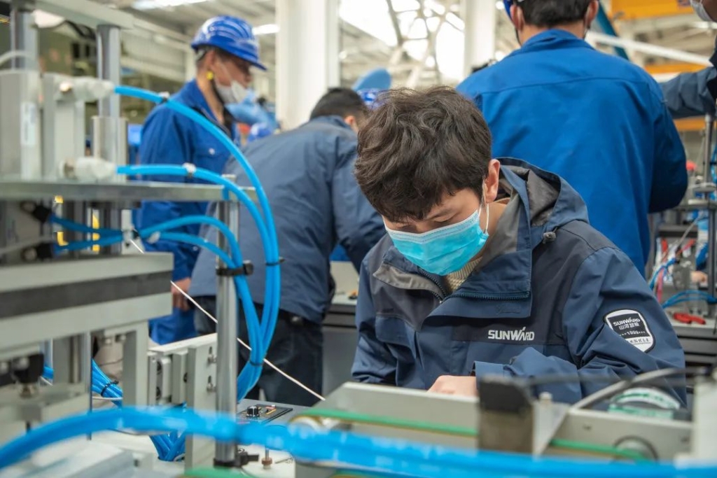 九游体育(中国)官方网站智能首台口罩机交付客户