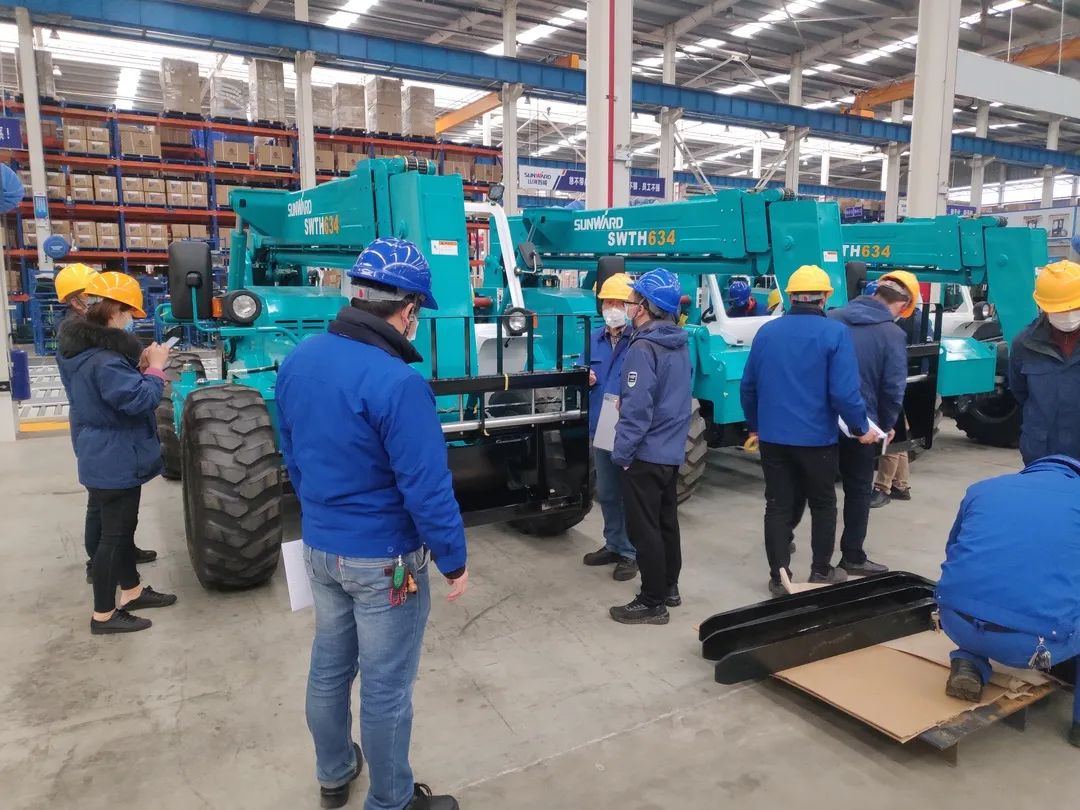 九游体育(中国)官方网站智能新品叉装车批量下线发往美国