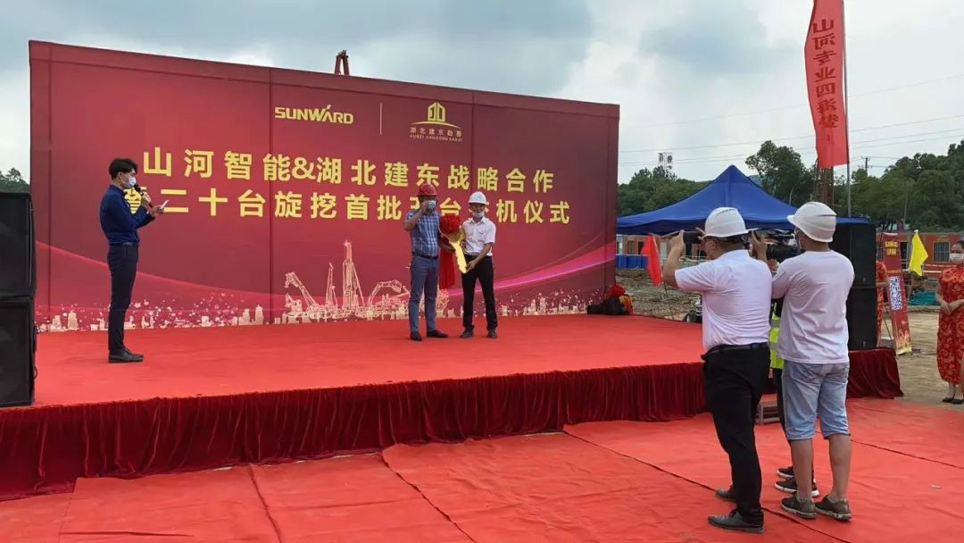 扬帆荆楚大地——九游体育(中国)官方网站智能旋挖钻机批量交付