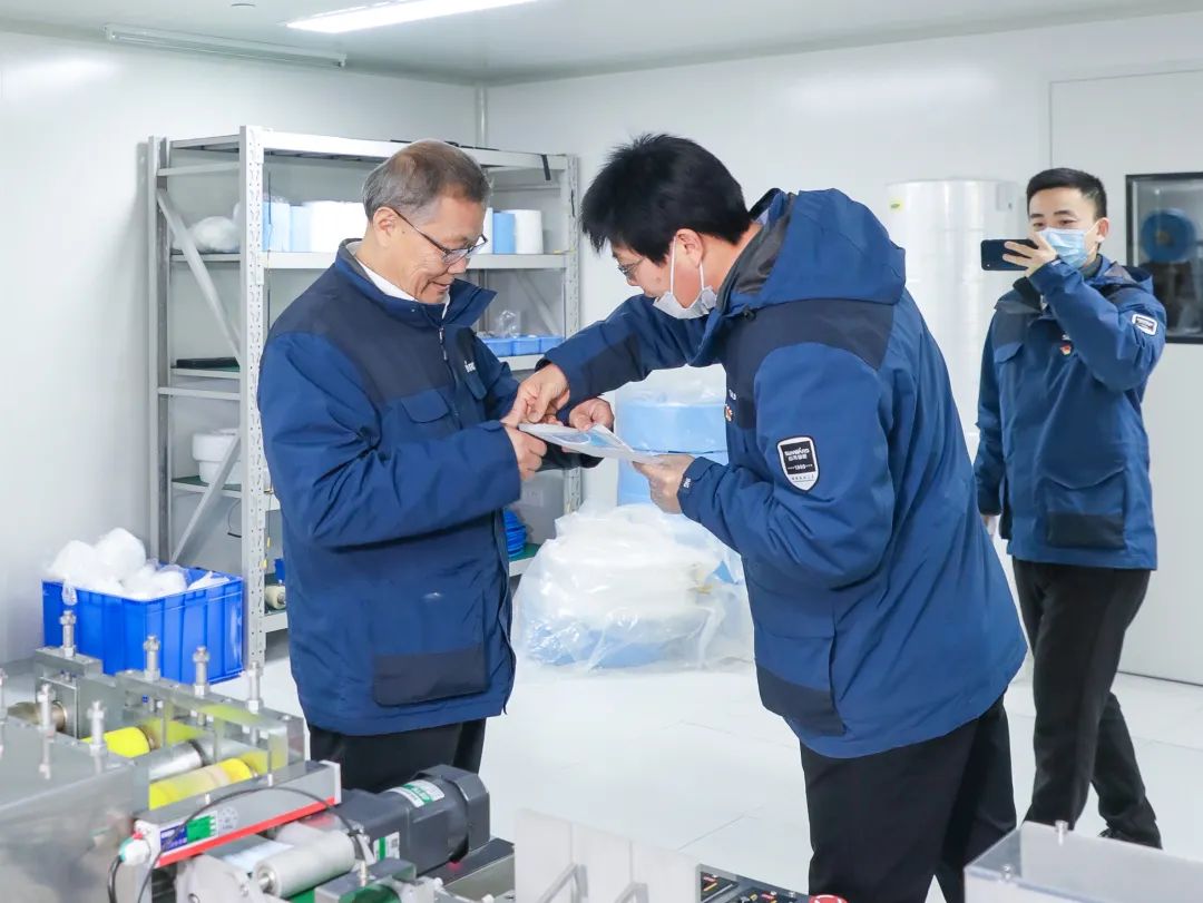 董事长启封九游体育(中国)官方网站智能第一个成品口罩