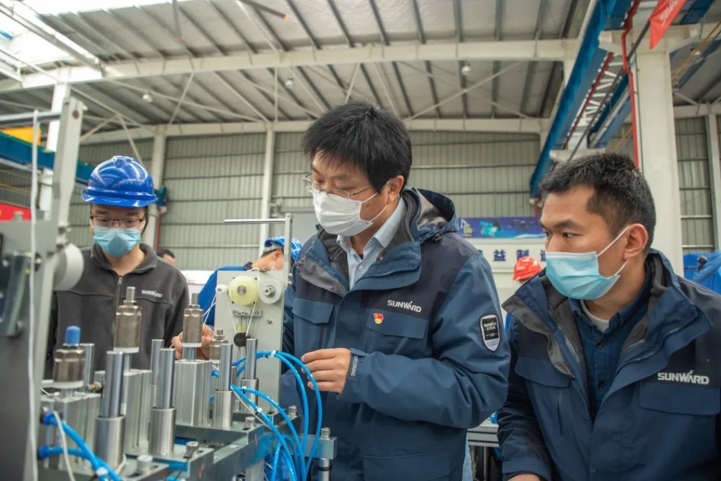 九游体育(中国)官方网站智能首台口罩机交付客户