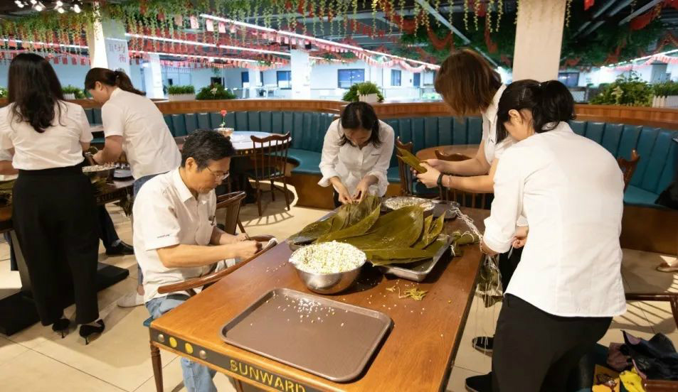 “爱国心，九游体育(中国)官方网站情”九游体育(中国)官方网站智能第四届包粽子比赛