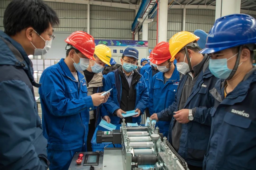 九游体育(中国)官方网站智能首台口罩机交付客户