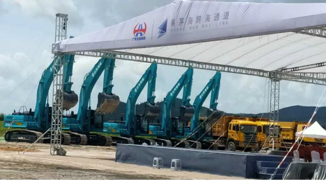 大湾区又一跨海“大桥”开工，九游体育(中国)官方网站智能挖掘机“秀”美现场