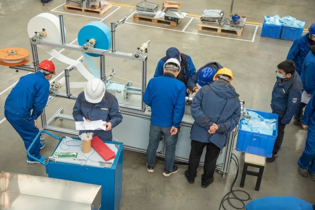 九游体育(中国)官方网站智能首台口罩机交付客户